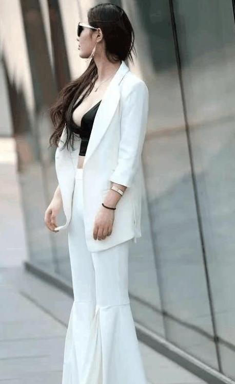 街拍: 如果你是老板, 你会让哪位美女留下来加班?