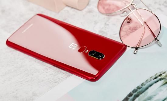 跟明星学“红色秘诀”，搭配这款“琥珀红”单品，2018时髦爆表！