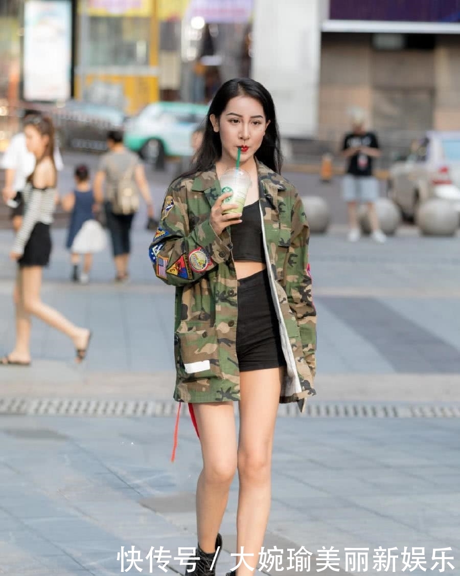  「气质」街拍：自带美感的小姐姐，凹凸身材搭配出不同的气质美！