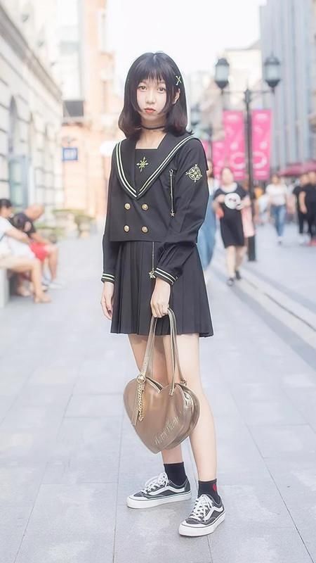 街拍武汉:秋天挡不住优雅风情，黑色的诱惑正轮番上演