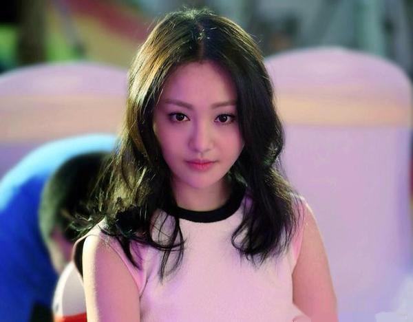 郑爽年收入,周冬雨年收入,关晓彤年收入,四位小