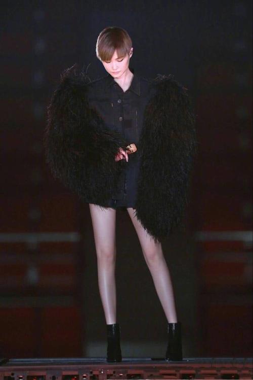 不是谁都有李宇春的那样的大长腿,“五五开”身材如何搭配变腿精!