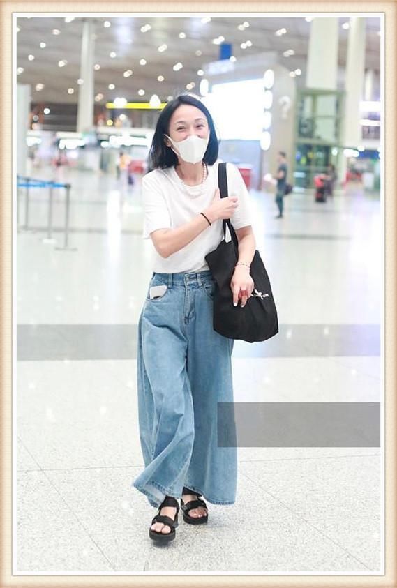 机场上的周迅邋遢不堪，时装周上却美出天际，网友：这才是真女神