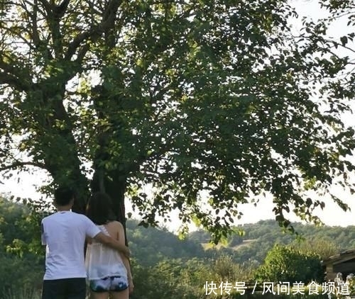 条蓝色■衬衫配紧身牛仔裤，模特身材不像孩子妈，49岁李嘉欣疑复出开工