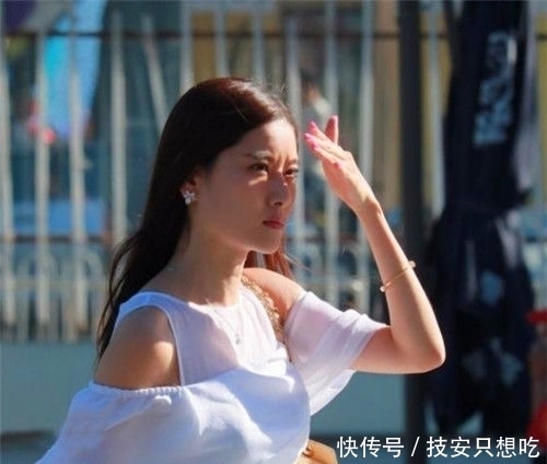 气质：街拍：气质迷人的小姐姐，展现高挑身段，是别样的风采