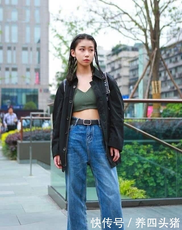 「柔美」毛绒上衣搭配休闲牛仔裤,十分清新脱俗,柔美设计更显大气