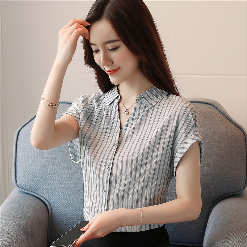 丰盈女人真会穿，不穿包臀裙穿“紧身衣”，风情万种