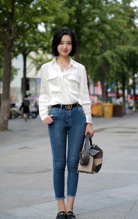  「深蓝色」路人街拍，小姐姐下身穿的是一件深蓝色的牛仔裤，给人感觉很优美