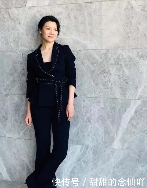  『显得整体』“德华”终于打扮！一袭黑色国风裙华丽大气，虽显胖但气质真好