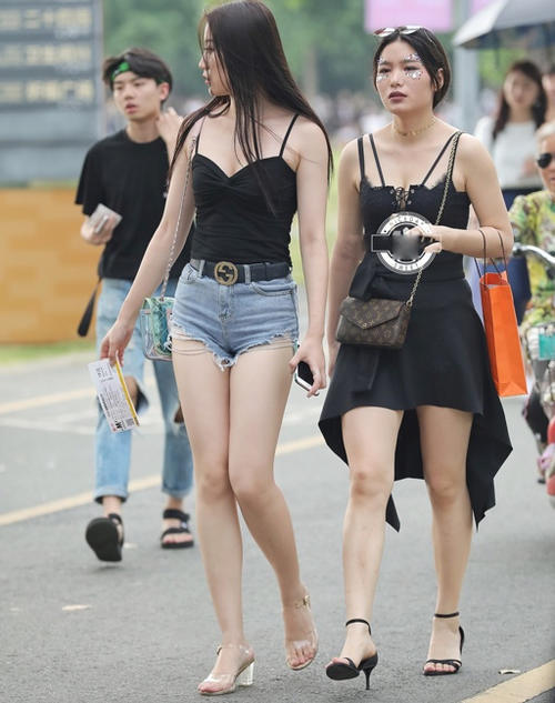 街拍：时尚魅力的牛仔短裤美女，穿出时尚女神的个性时髦感！
