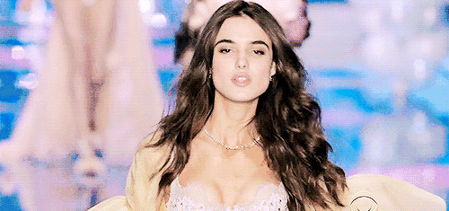 空气卷发安排起来!从杨幂、热巴到娜扎都爱到不愿意换的发型，原