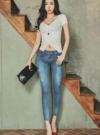 牛仔裤让你显得低调又有内涵美，绝对会吸引到心仪的他的眼球