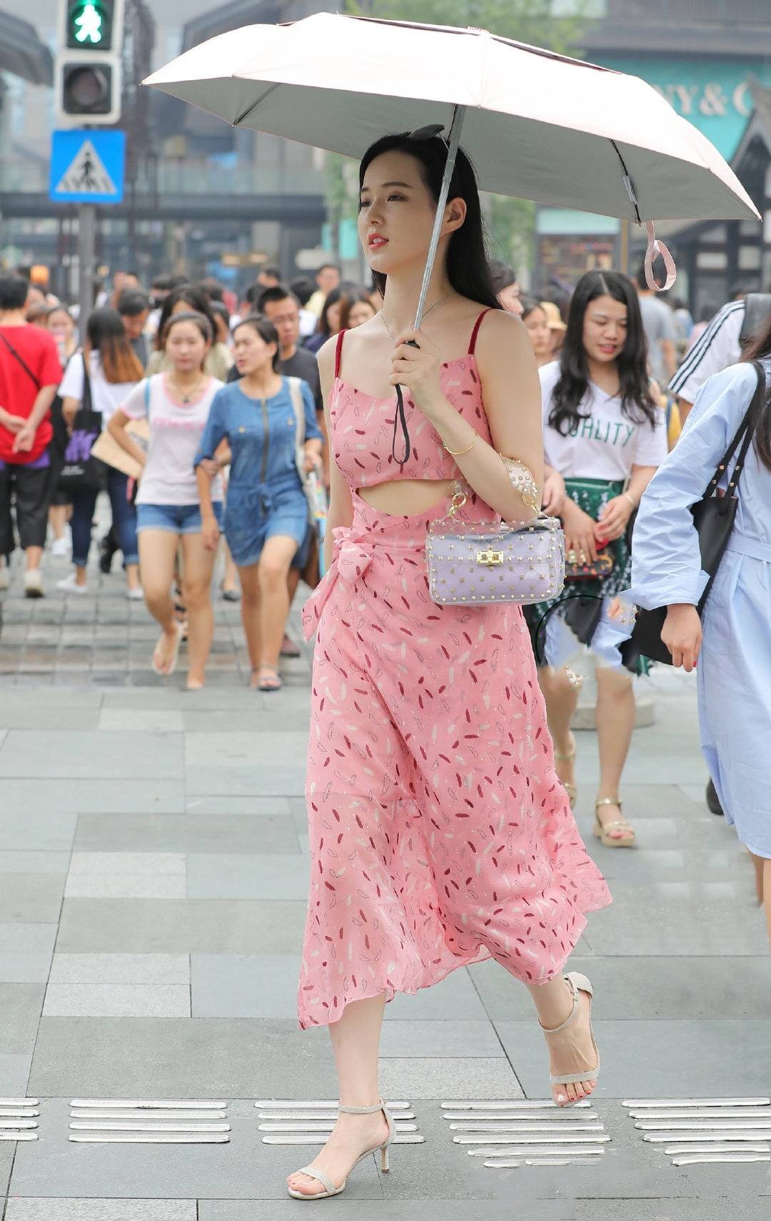  #性感#粉色印花连衣裙，增添了性感元素在里面，非常好看