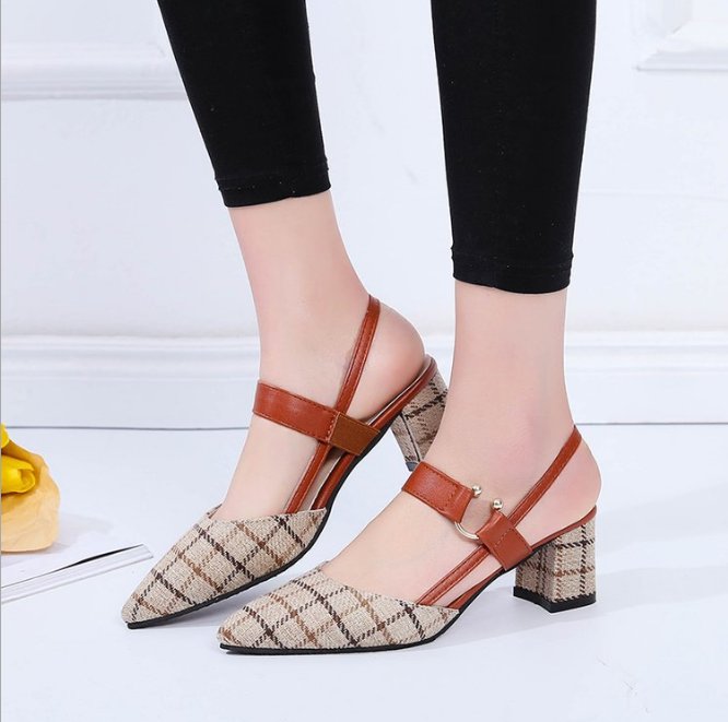 穿裙子别再傻傻配高跟鞋，现在大家都穿这样的凉鞋，现在正流行呢