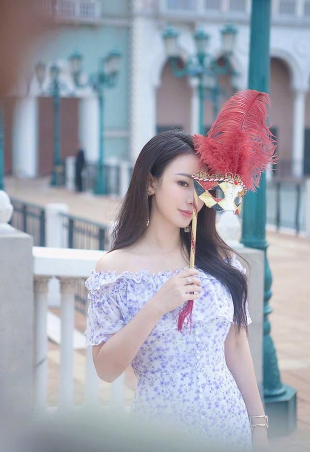 柳岩变身澳门都市伊人，穿碎花一字肩连衣裙，清新甜美似少女！