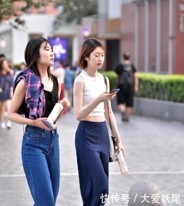 「入秋」街拍美图,入秋这样穿如何?一见倾心表情多