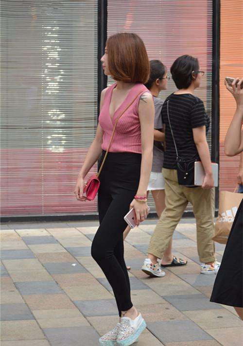 都市时尚：美女上身丰满下身紧, 一条紧身裤穿出完美的筷子腿