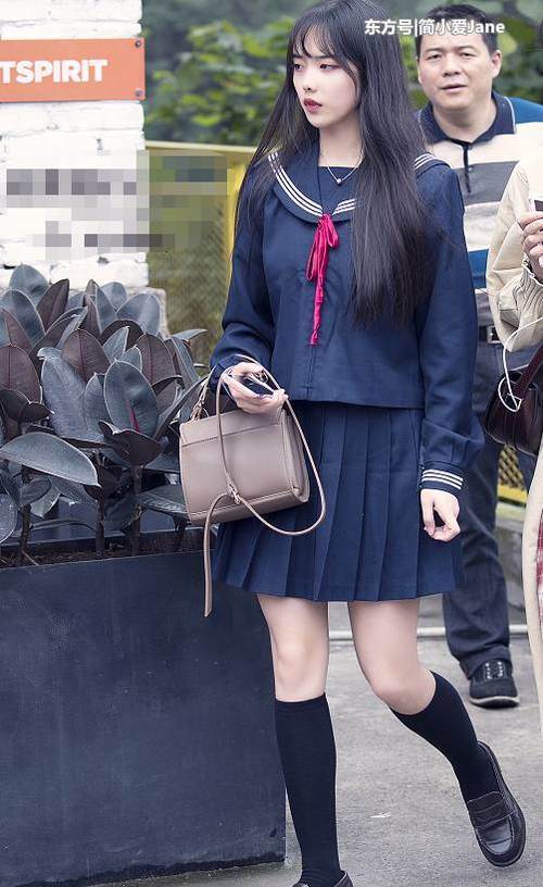 能把“JK”穿上街的美女，勇气也是很大的