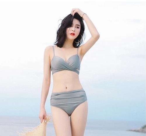 充满女人味的比基尼泳衣,勾勒出曼妙曲线,更加性感迷人