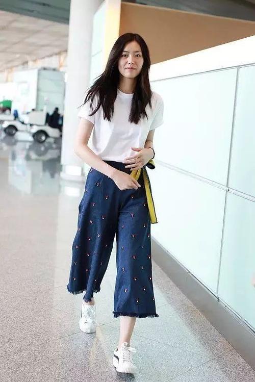 白T明星风格各不同，关晓彤少女，杨幂优雅，热巴、表姐很帅气