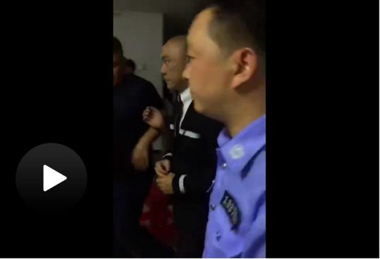 张卫健被传吸毒被抓谣言，起因竟是手上的1个小动作引发的！