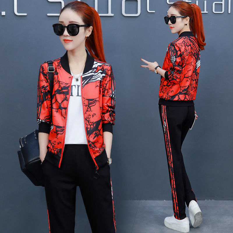 当下火的不得了的“卫衣套装”，穿着显嫩又时髦，中秋穿正好