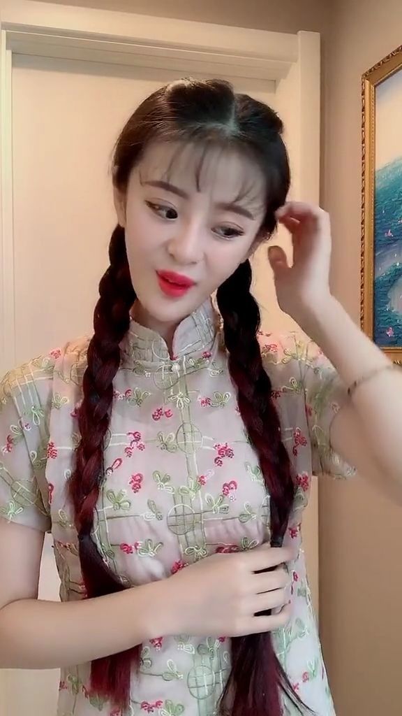 【 摄影】麻花辫旗袍网红，这娇羞的模样是想到了情郎吗?，时尚摄影