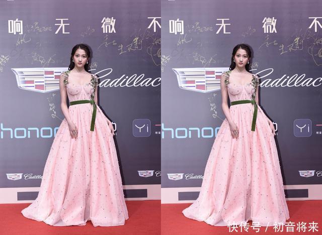 17岁张子枫和21岁关晓彤出席电影红毯，网友：差别太大了！