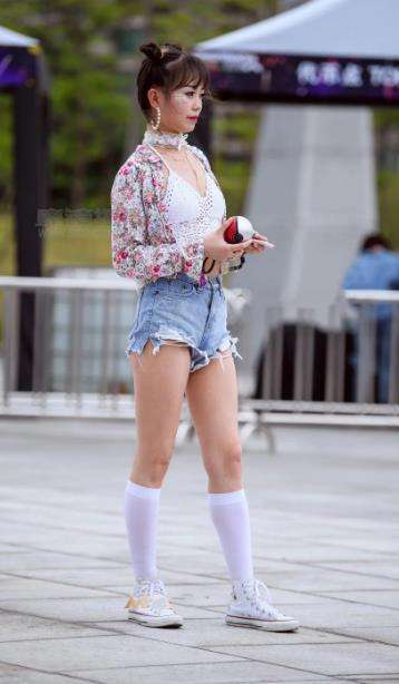 街拍：清凉穿着的小姐姐，这么穿很吸睛