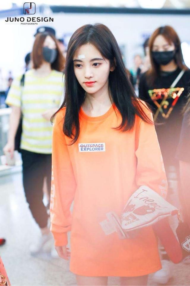 鞠婧祎为显腿长真拼,穿衬衫玩下衣消失,159穿出170既视感引注目