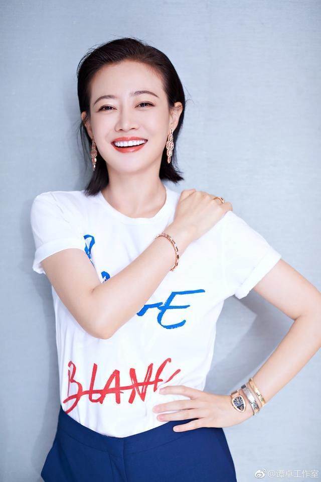 张柏芝真大胆！穿的绿色衬衫上面的勒成这样网友：不是一般的大！