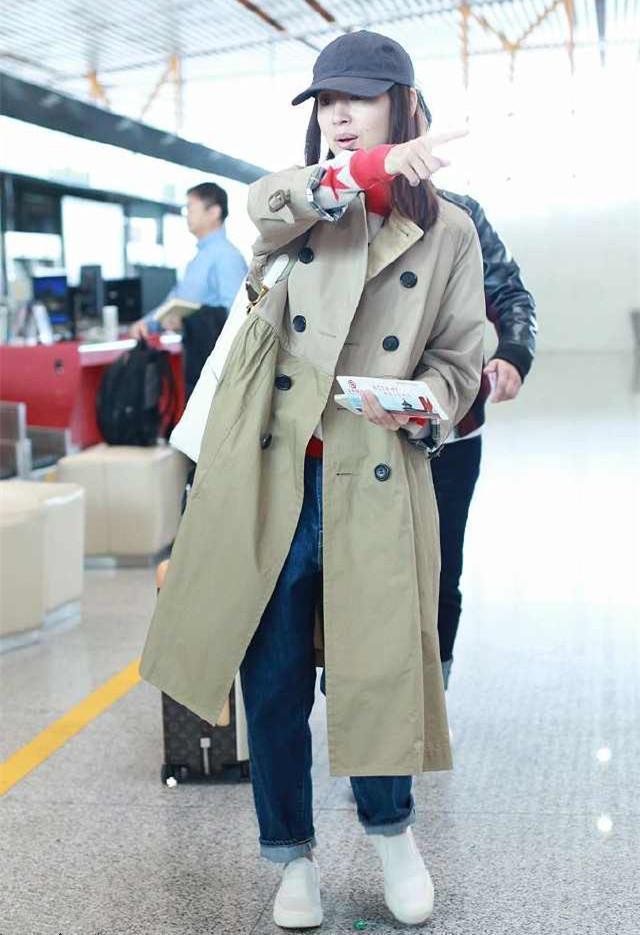 唐嫣和董洁机场同穿卡其色风衣, 只差4岁竟一个似超模一个似村姑