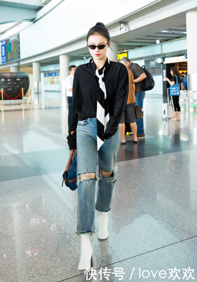 破洞牛仔裤依旧流行！何穗的裤子破洞好大，陈瑶腿真细