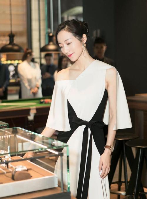 韩雪也露腰？V领露脐衫配不规则半身裙，腰上的肉都挤出来了