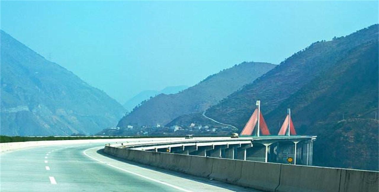 国内“最美”高速路,修建五年才完成,你想去自驾游吗?