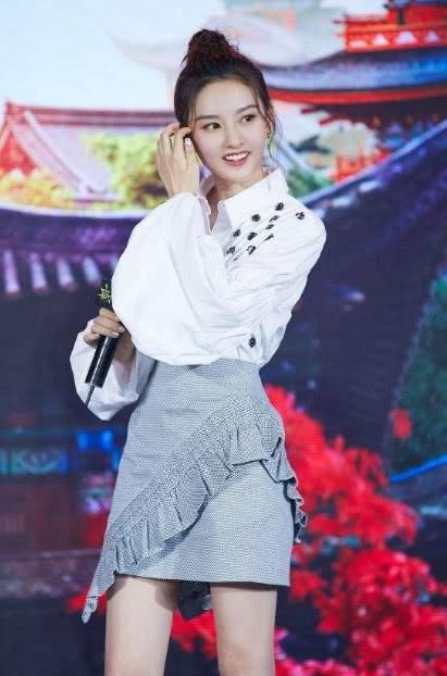 宋祖儿咋想的？居然穿这么丑的裤子出来街拍，整体气场瞬间垮掉