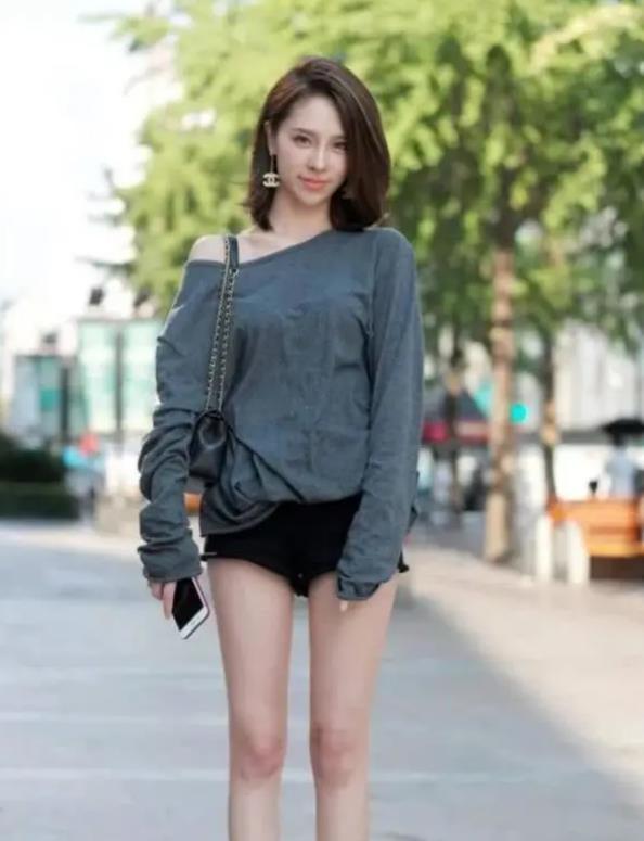 『秋月』街拍:皎若秋月的美女,一条粉色的连衣裙,时尚唯美好身姿