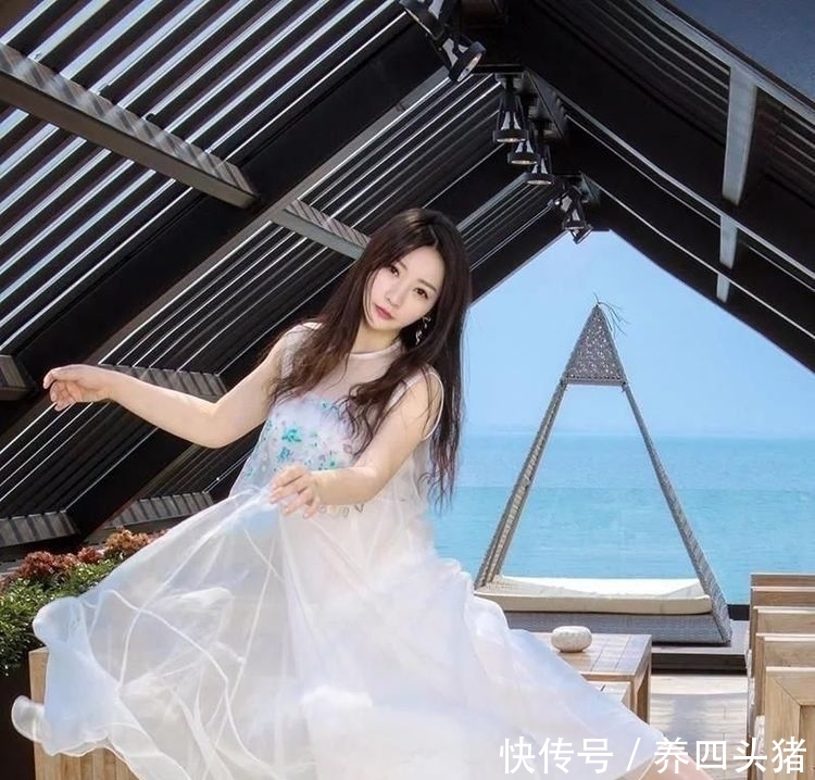 「 身穿」肤如凝脂，秀色可餐，街拍：身穿吊带配短裙的小美女