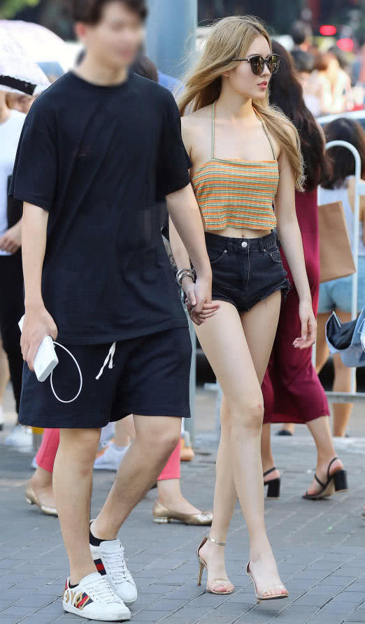 气质小姐姐超短裤裹出珠圆玉润好身材，那性感的美背格外的吸引眼