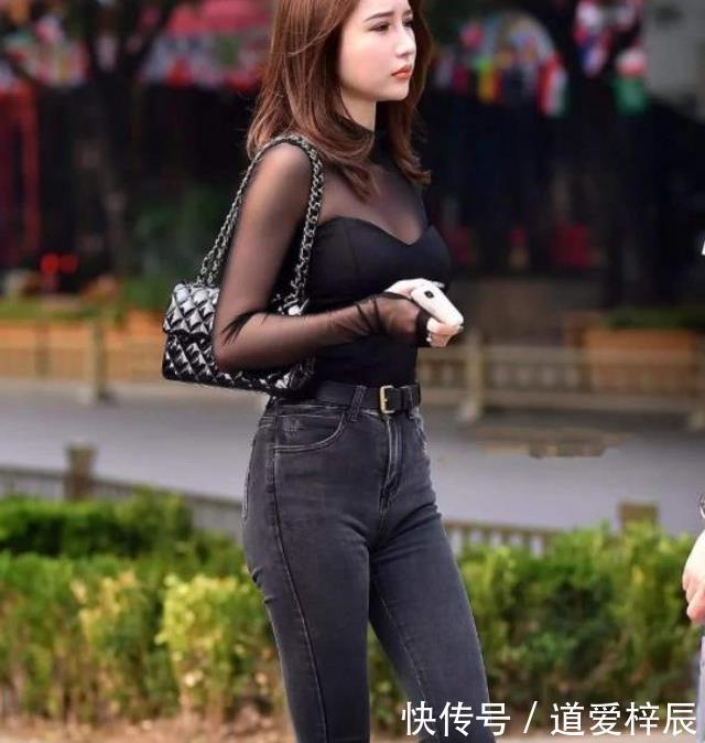  『穿搭』路人街拍，小姐姐妩媚性感，穿一件黑色的紧身上衣，非常少女