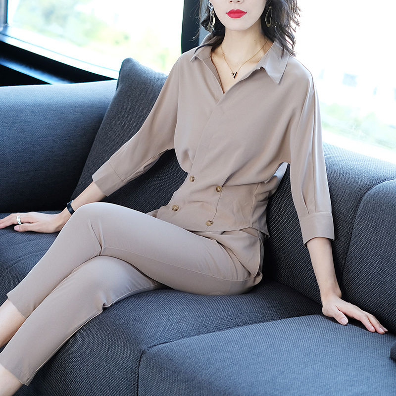 7080后的女人自带知性美，九月就穿这样的气质套装，优雅减龄