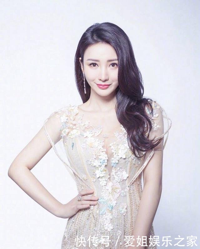 柳岩张柏芝都是80年出生的女星，同穿金色连衣裙，哪位女神更美？