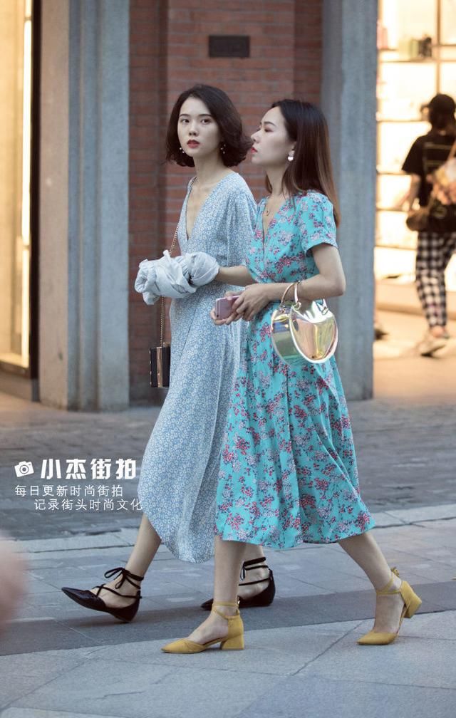 路人街拍：小姐姐很漂亮，白衬衣搭配黑短裤，秀出完美腿型