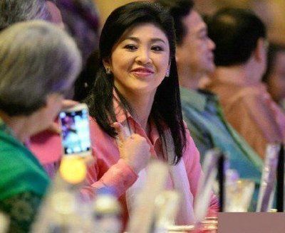 51岁泰国总理英拉:短发尽显美丽清纯，最后一张会场与人玩自拍!