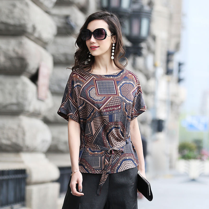 月入2万的姐姐真会打扮,穿这样的上衣+阔腿裤套装,太有女人味