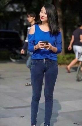 牛仔裤表面皱感清晰又强烈，很复古的质感，好像注定要成为一生的