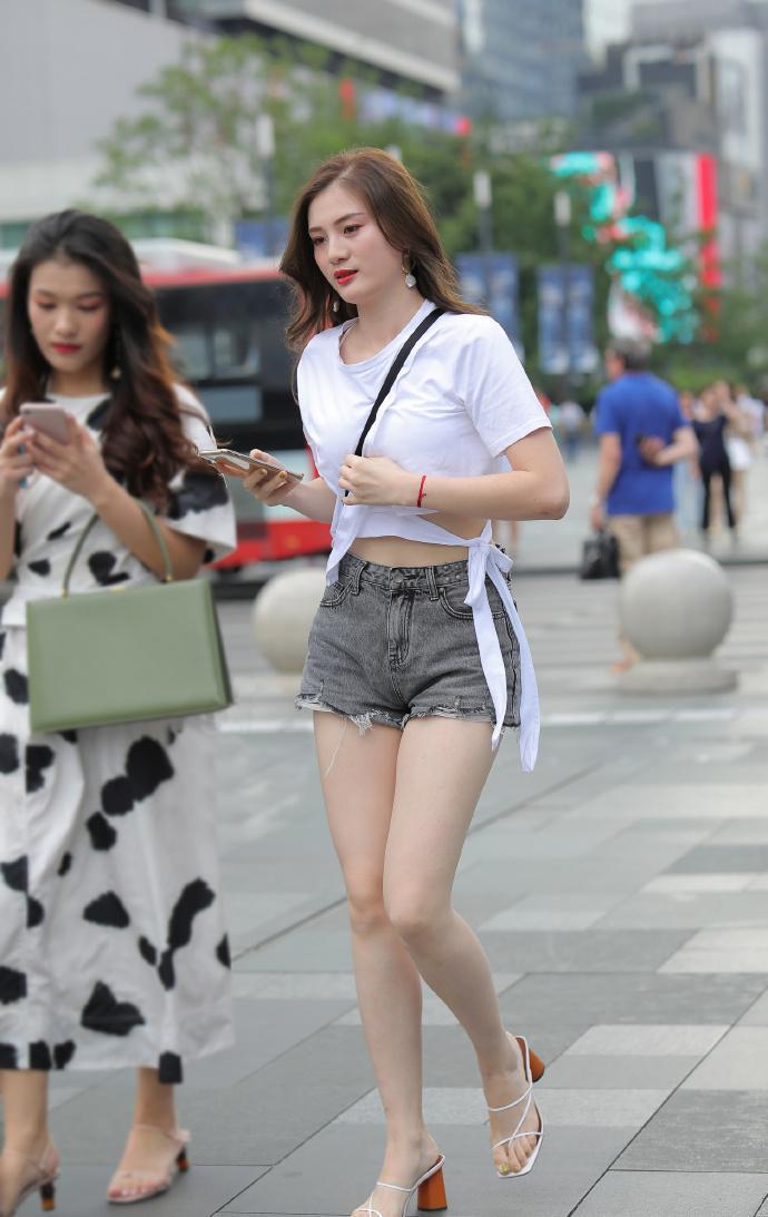 展现■街拍:短裤装扮简约又美观,轻松展现你靓丽大方的一面