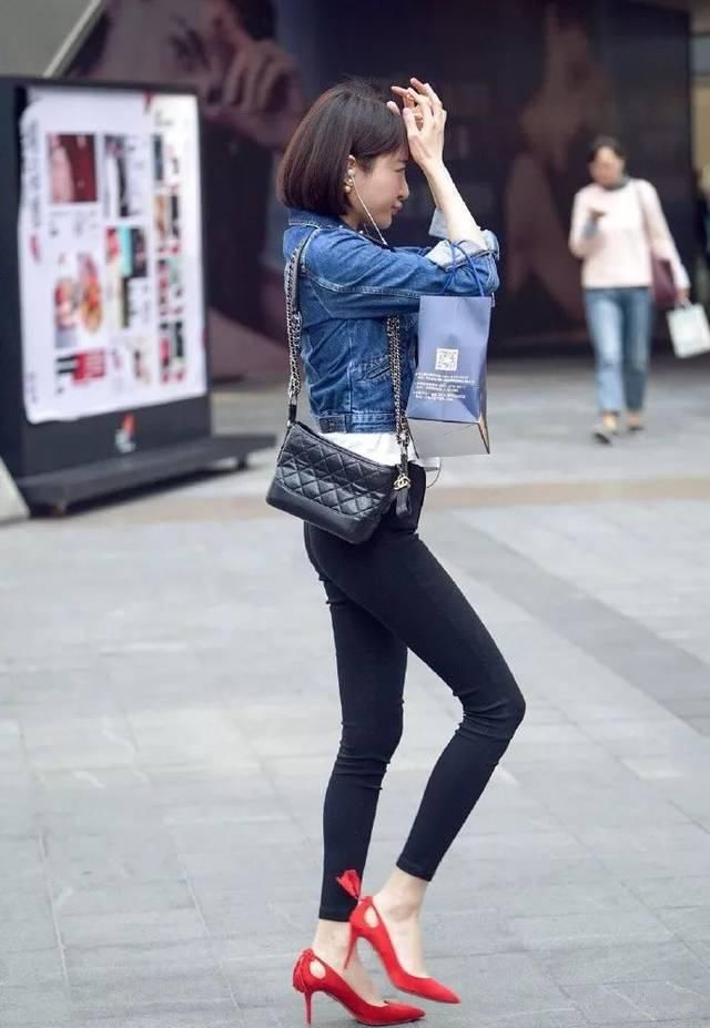  #迷人#高跟鞋搭配蕾丝裙，雅致又性感迷人