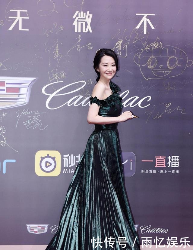 许晴出席活动，穿半露肩百褶裙清纯如少女，真不像快50岁的女人！