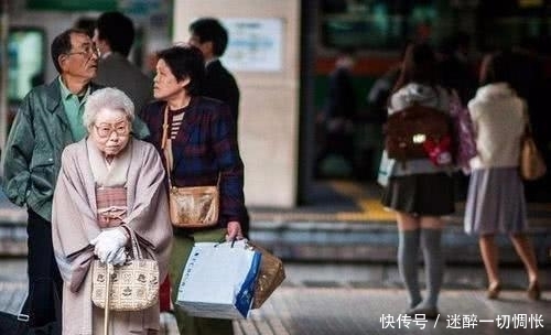 中国和日本退休老人的生活有什么不同看看日本的街头就明白了